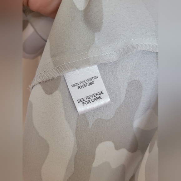 Cato Women's Gray Camo Short Sleeve Tee Size Medium - Picture 3 of 4